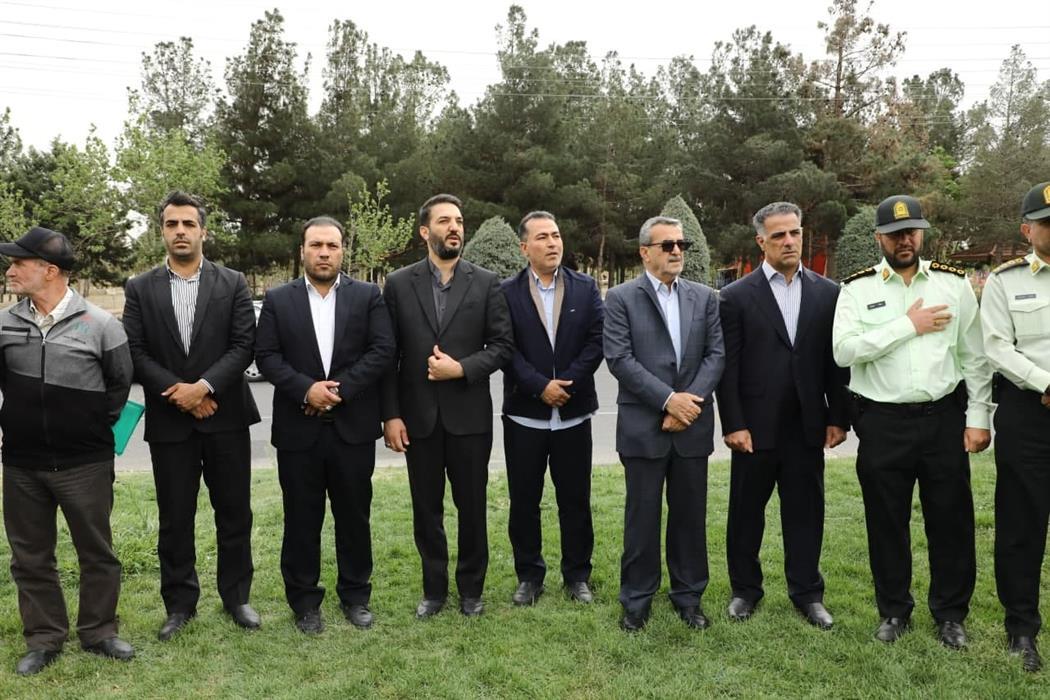 اهتزار پرچم ۲۶۴ متری امام رضا (ع) در ورودی شهر اندیشه