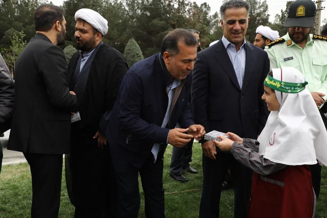 اهتزار پرچم ۲۶۴ متری امام رضا (ع) در ورودی شهر اندیشه