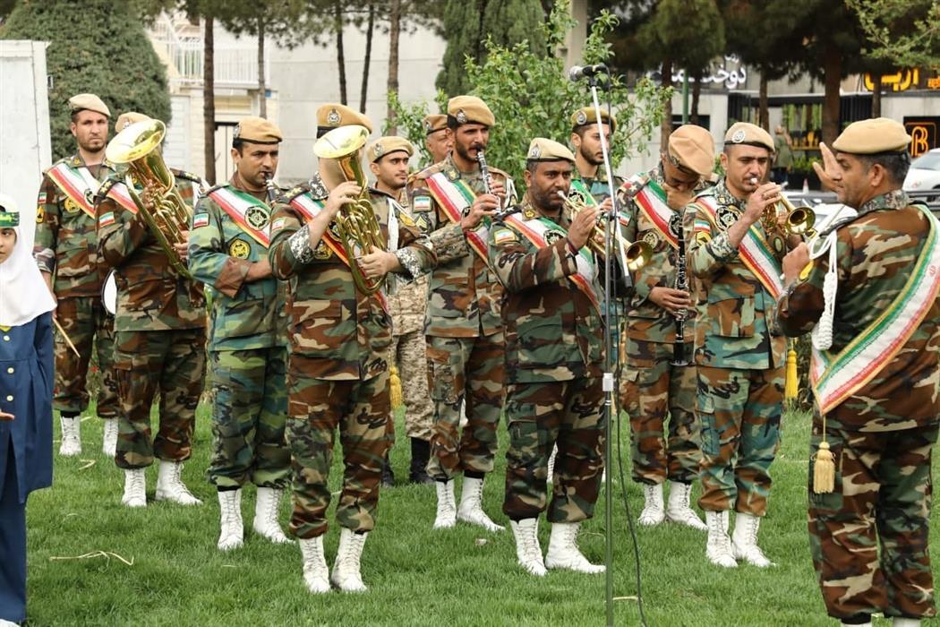 اهتزار پرچم ۲۶۴ متری امام رضا (ع) در ورودی شهر اندیشه