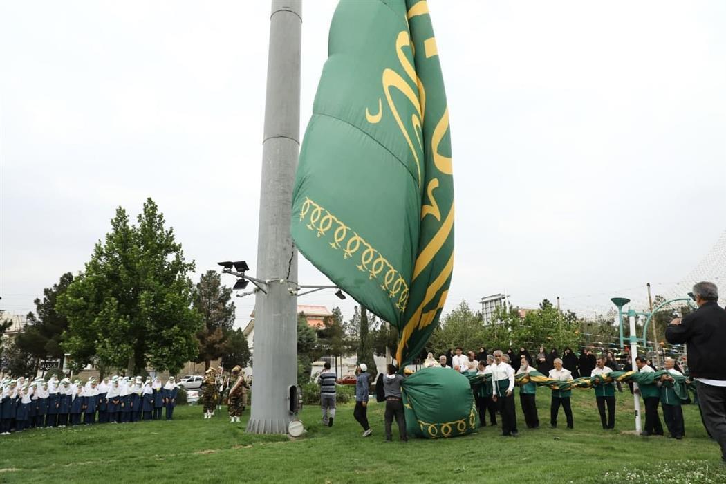 اهتزار پرچم ۲۶۴ متری امام رضا (ع) در ورودی شهر اندیشه