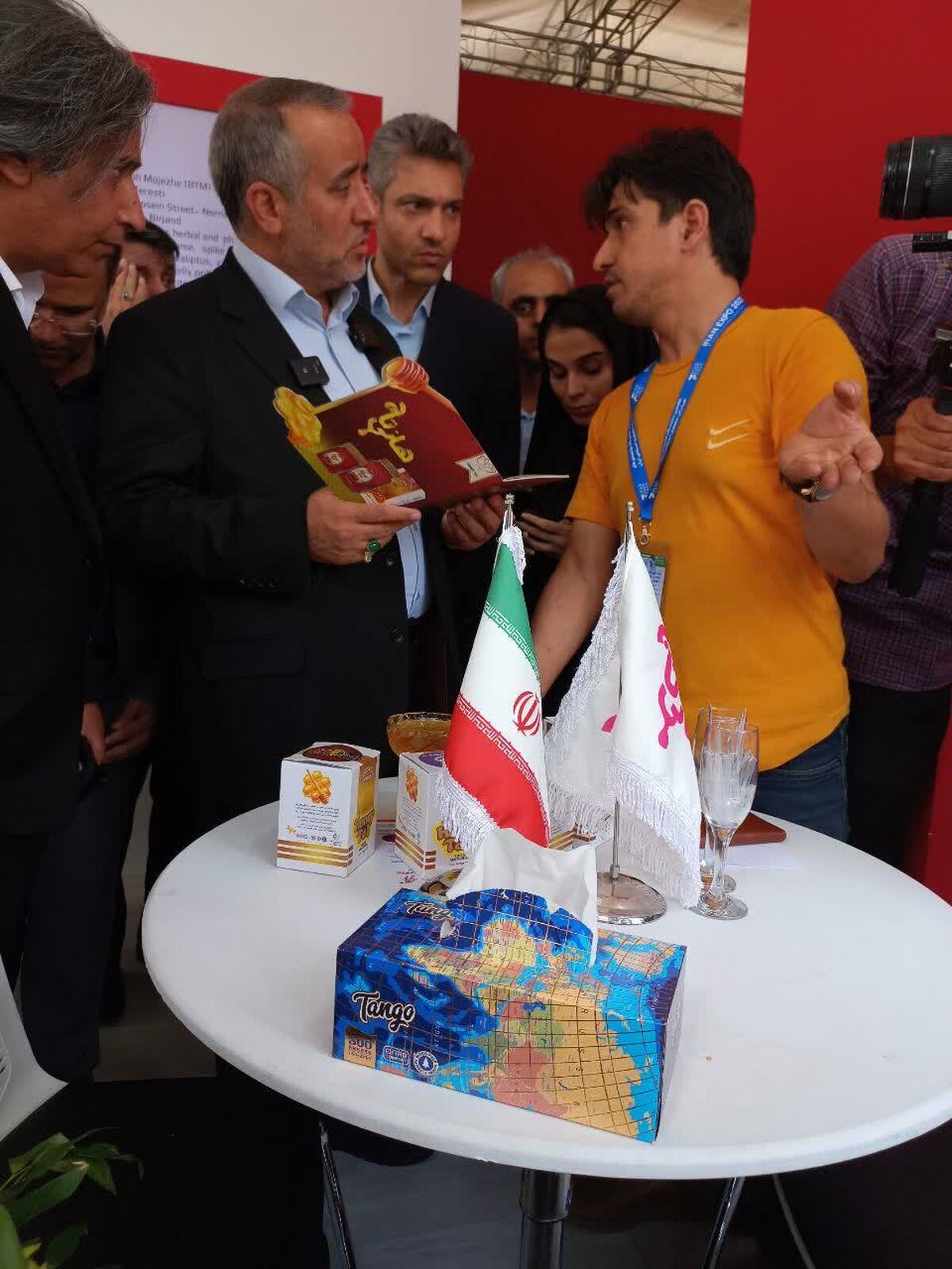 بازدید استاندار خراسان جنوبی از پاویون خوشه خشکبار در نمایشگاه اکسپو تهران