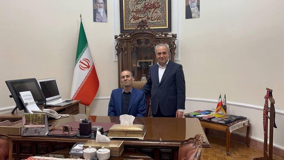 استاندار آذربایجان شرقی، معلم کلاس اول خود را بر صندلی اش نشاند