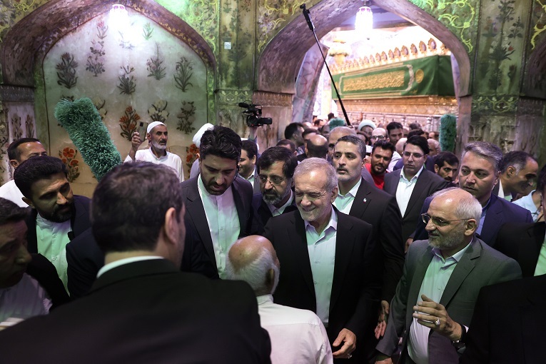 دیدار بدون واسطه رئیس جمهور با مردم قم/ببینید