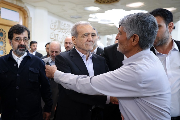 دیدار بدون واسطه رئیس جمهور با مردم قم/ببینید