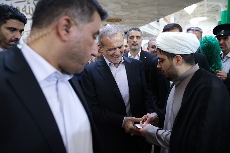 دیدار بدون واسطه رئیس جمهور با مردم قم/ببینید