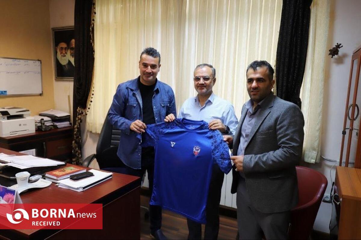 اهدای پیراهن تیم داماش به رئیس شورای اسلامی شهر رشت