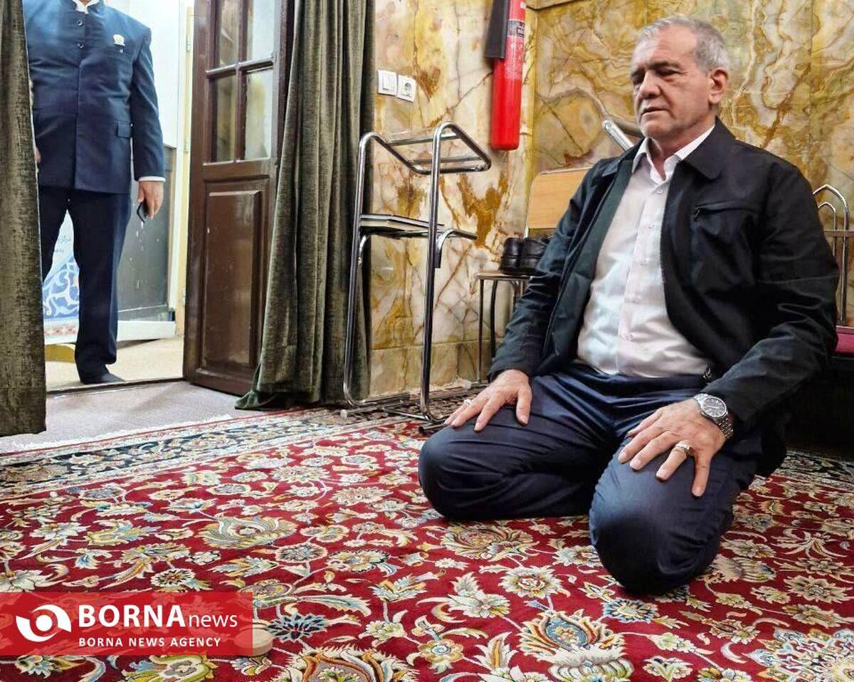 رییس‌جمهور به زیارت حرم امام رضا(ع) مشرف شد