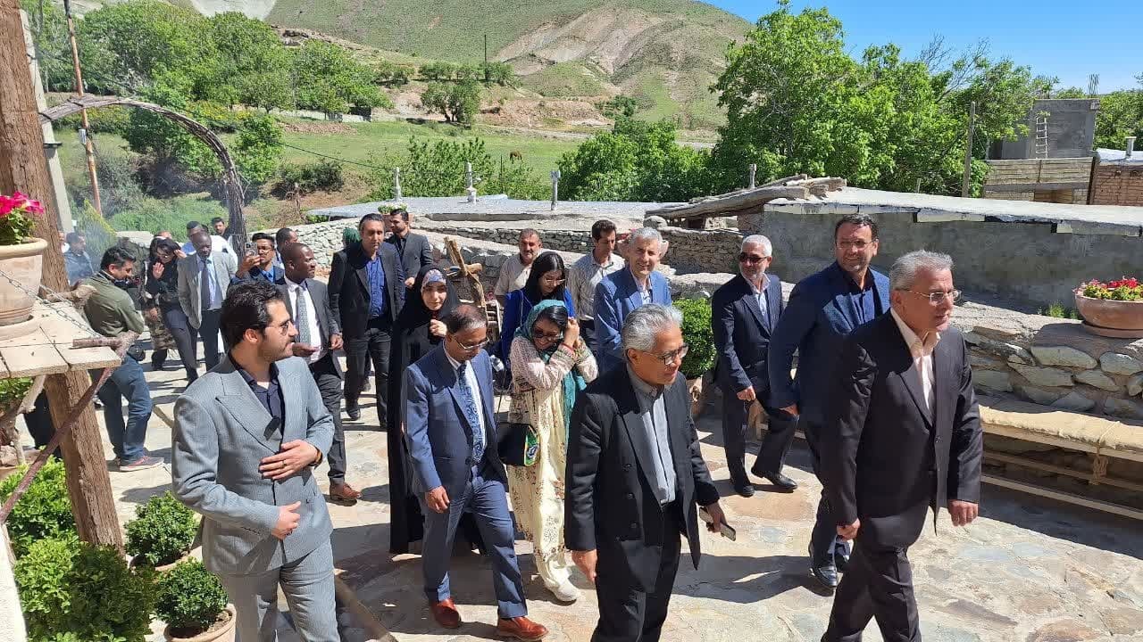 سفرای خارجی از اقامتگاه بوم گردی اله بوم در قزوین دیدن کردند سفرای خارجی از اقامتگاه بوم گردی اله بوم در قزوین دیدن کردند
