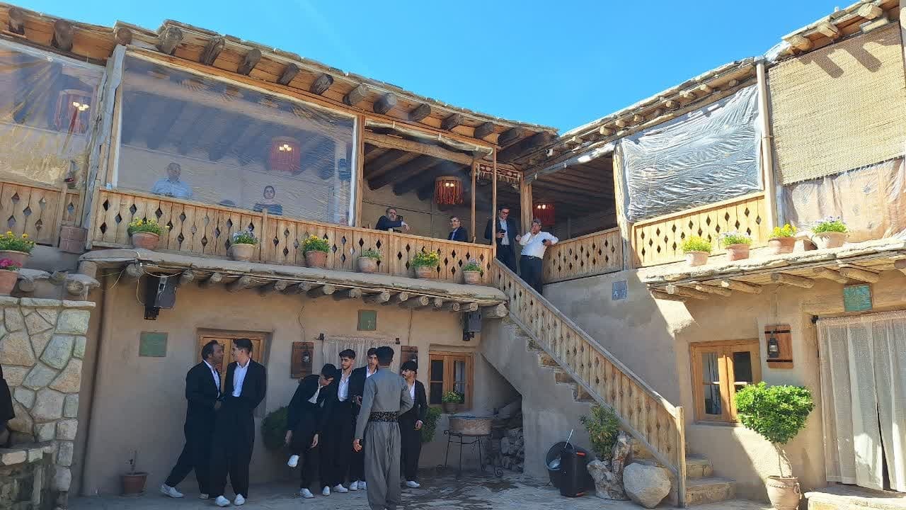 سفرای خارجی از اقامتگاه بوم گردی اله بوم در قزوین دیدن کردند سفرای خارجی از اقامتگاه بوم گردی اله بوم در قزوین دیدن کردند