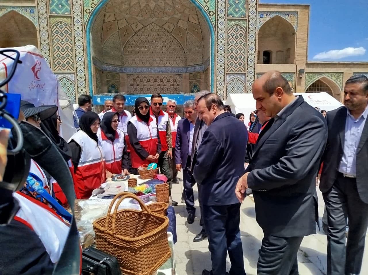 بازدید استاندار قزوین از غرفه‌های جمعیت هلال‌احمر 