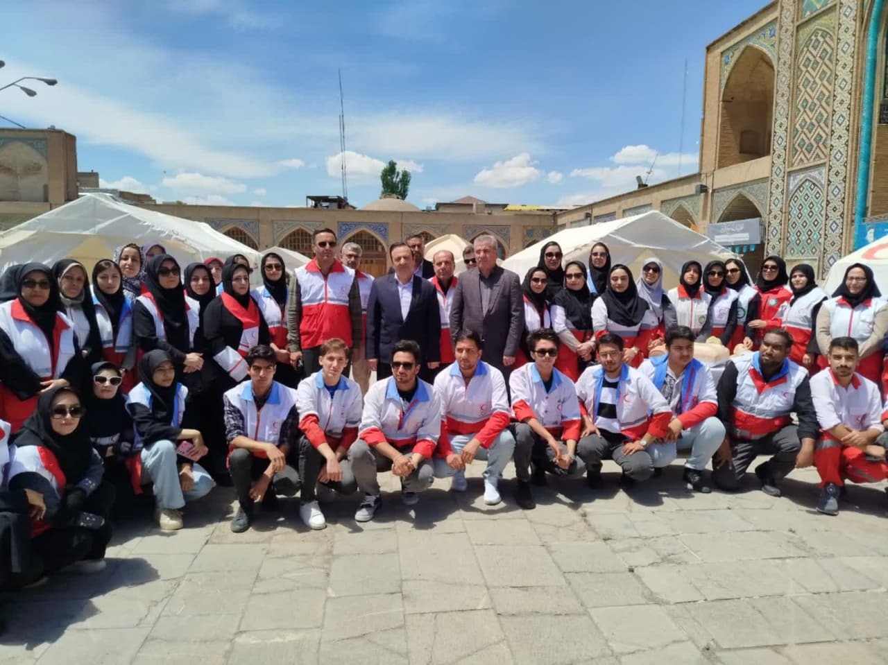 بازدید استاندار قزوین از غرفه‌های جمعیت هلال‌احمر 