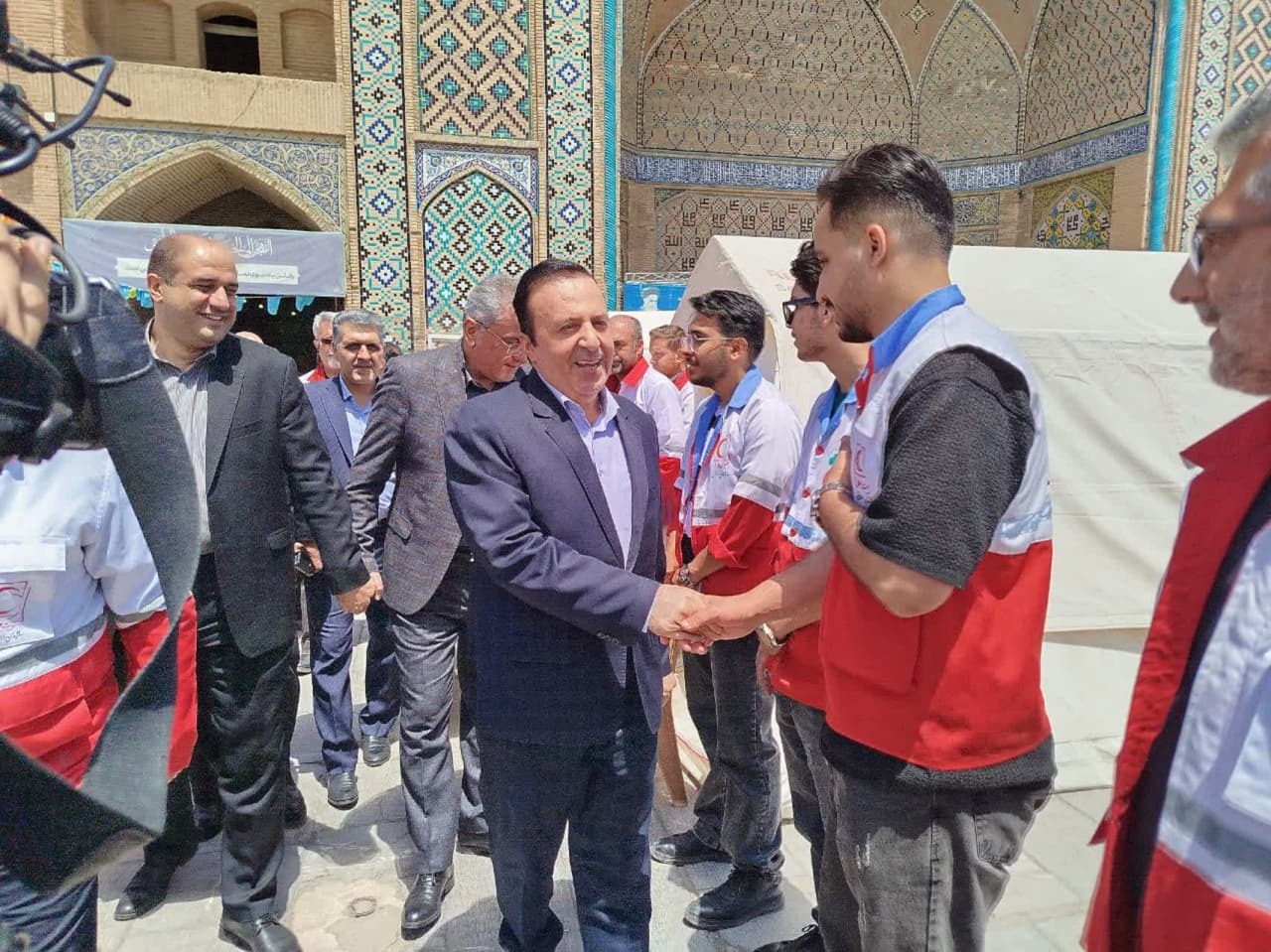 بازدید استاندار قزوین از غرفه‌های جمعیت هلال‌احمر 