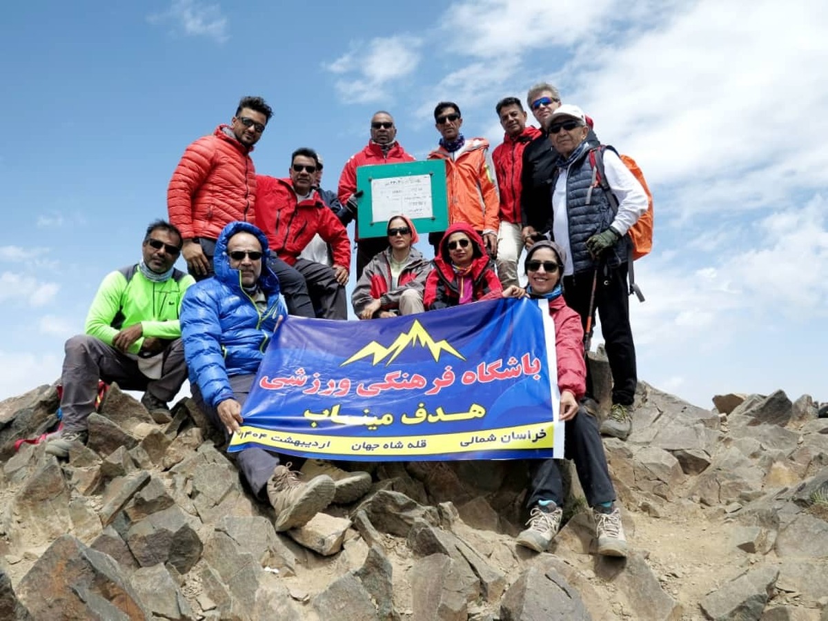 صعود اعضای تیم کوهنوردی باشگاه هدف میناب موفق به قله شیرباد
