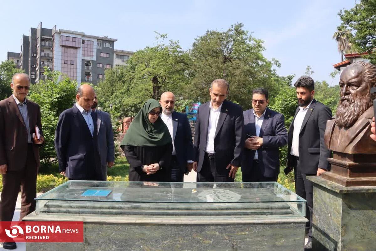 ادای احترام سخنگوی دولت و استاندار گیلان به مزار شاعر نامدار گیلانی