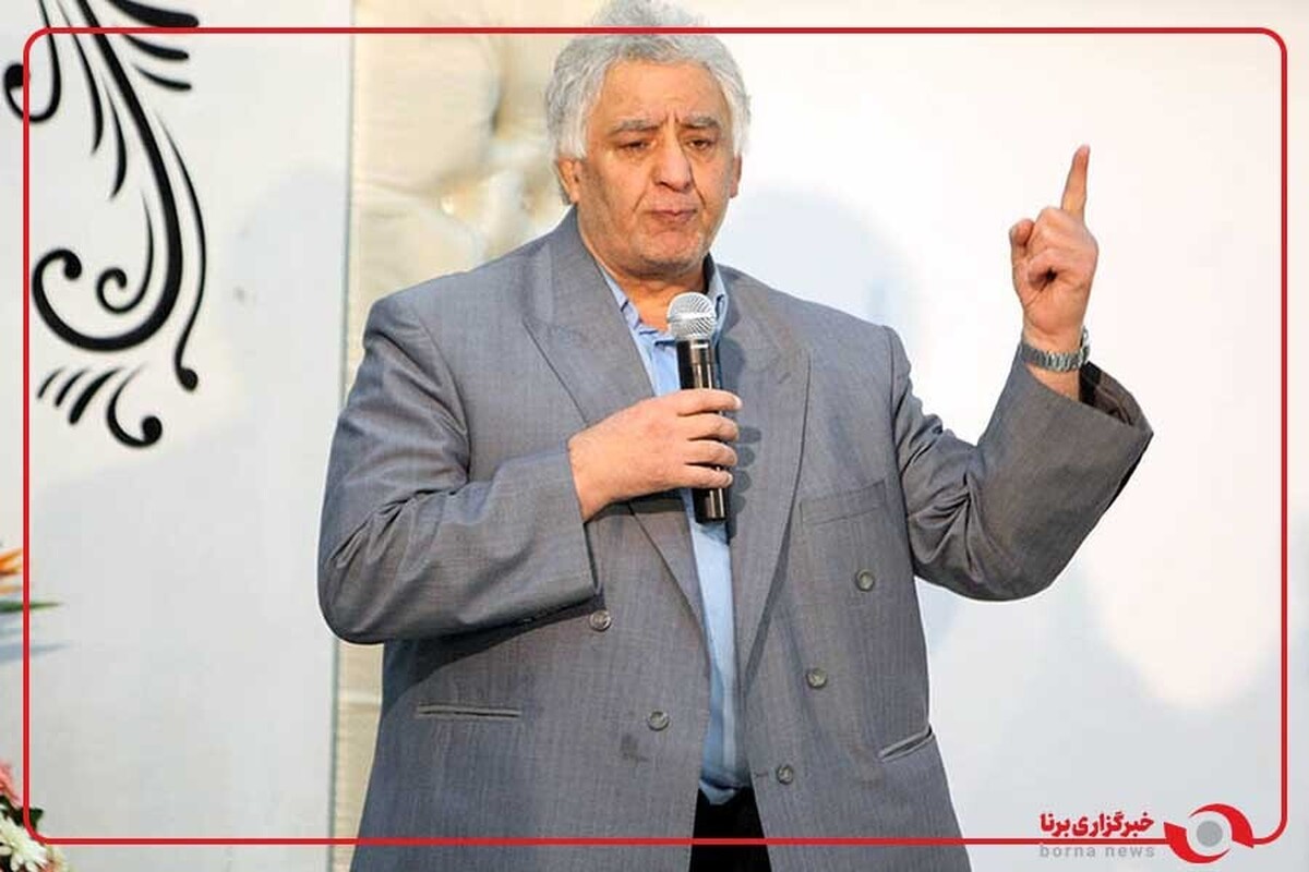 محمدرضا طالقانی پیشکسوت کشتی ایران در حضور وزیر ورزش و جوانان  تندیس و مدال خود را دریافت کرد