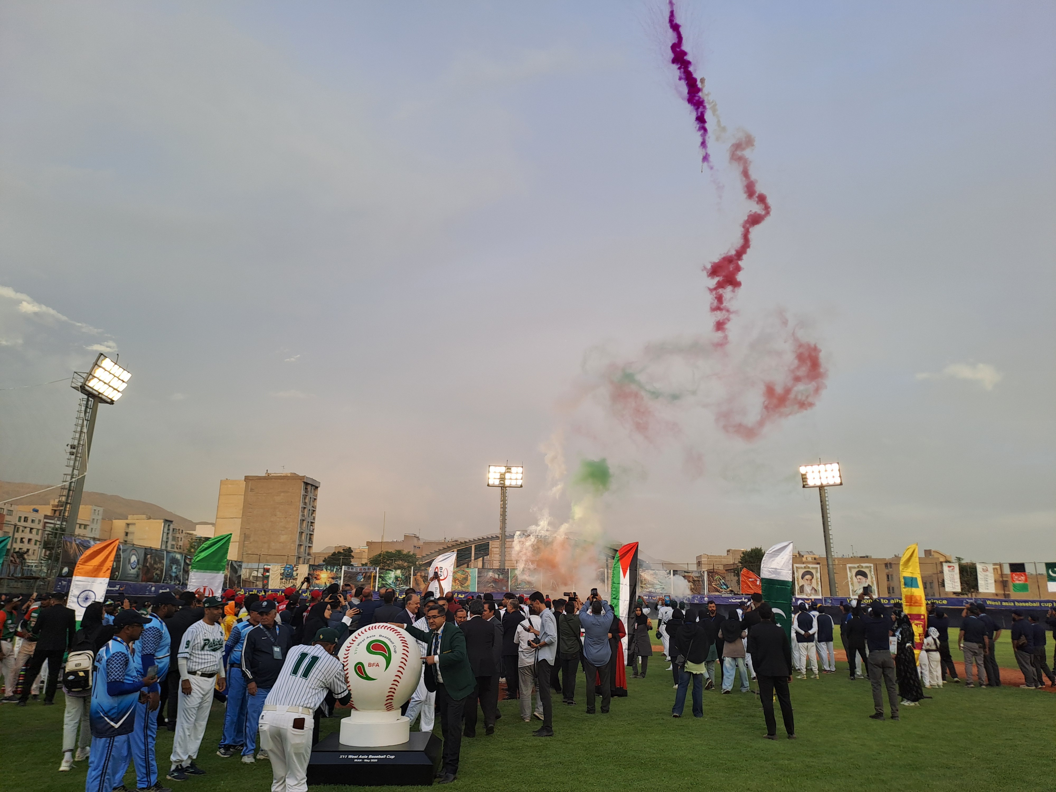 آیین افتتاحیه شانزدهمین دوره مسابقات بیسبال قهرمانی غرب آسیا برگزار شد آیین افتتاحیه شانزدهمین دوره مسابقات بیسبال قهرمانی غرب آسیا برگزار شد