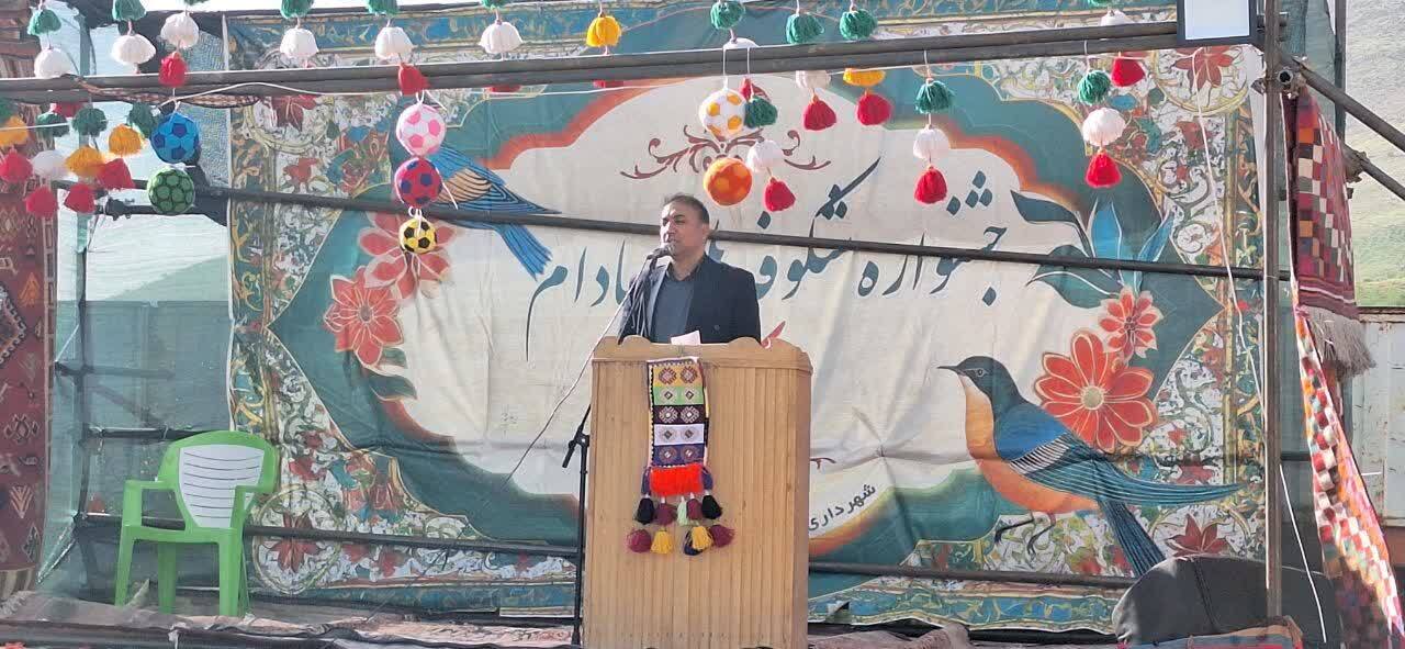 برگزاری سومین جشنواره شکوفه های بادام در شهر زیبای دژکرد با استقبال کم نظیر مردم /