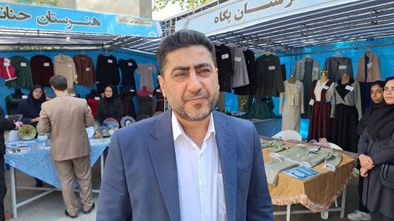 5500 دانش آموز از 53 مدرسه شهرستان البرز از نمایشگاه مشاغل دیدن کردند 5500 دانش آموز از 53 مدرسه شهرستان البرز از نمایشگاه مشاغل دیدن کردند