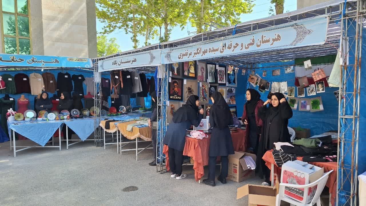 5500 دانش آموز از 53 مدرسه شهرستان البرز از نمایشگاه مشاغل دیدن کردند 5500 دانش آموز از 53 مدرسه شهرستان البرز از نمایشگاه مشاغل دیدن کردند