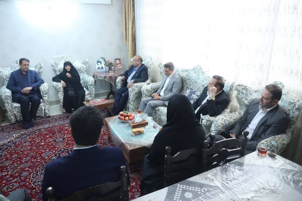 تجدید میثاق با آرمانهای انقلاب در دیدار با خانواده شهدا تجدید میثاق با آرمانهای انقلاب در دیدار با خانواده شهدا