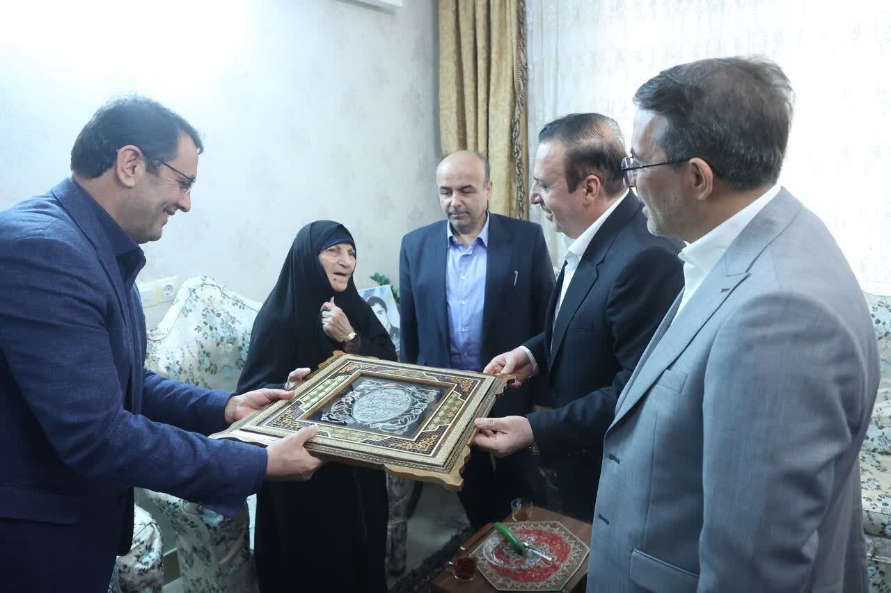 تجدید میثاق با آرمانهای انقلاب در دیدار با خانواده شهدا تجدید میثاق با آرمانهای انقلاب در دیدار با خانواده شهدا