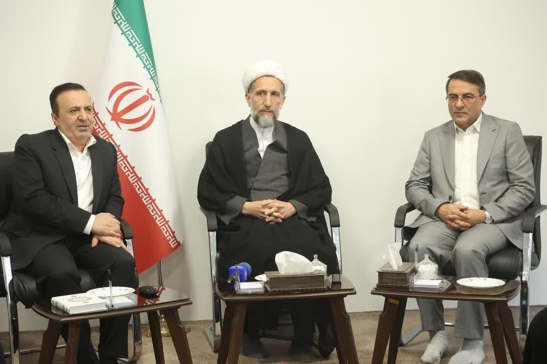 معاون رئیس‌جمهور و رئیس سازمان اداری و استخدامی کشور با آیت‌الله مظفری دیدار کرد