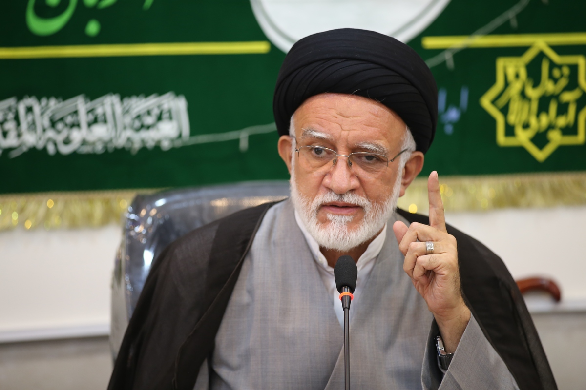 دبیر جامعه روحانیت شیراز بر لزوم ریشه کن شدن اراذل و اوباش این شهر از سوی فراجا تاکید کرد و گفت: با هنجارشکنان و مخلان امنیت باید بدون مسامحه برخورد شود.