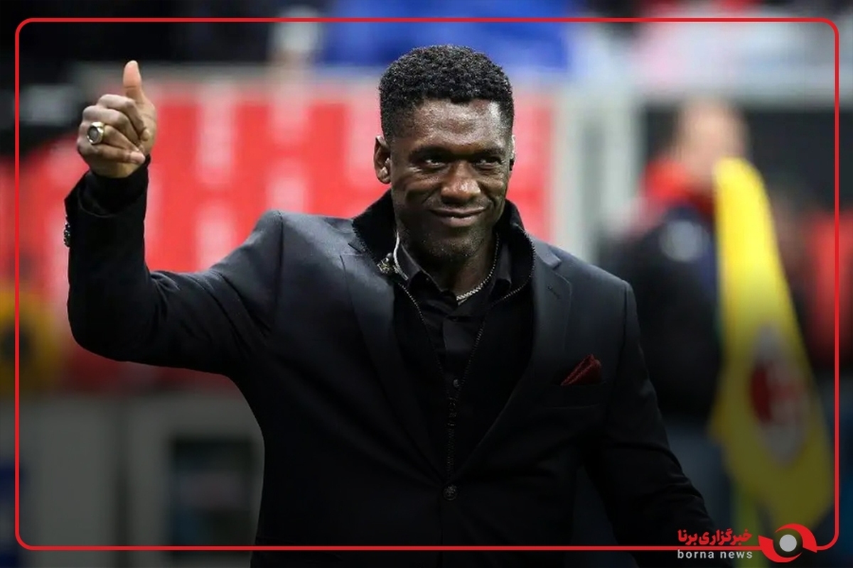 لحظه امضای قرارداد و اهدای پیراهن استقلال با نام سیدورف، به وی که از این لحظه مشاور ورزشی مدیرعامل استقلال است