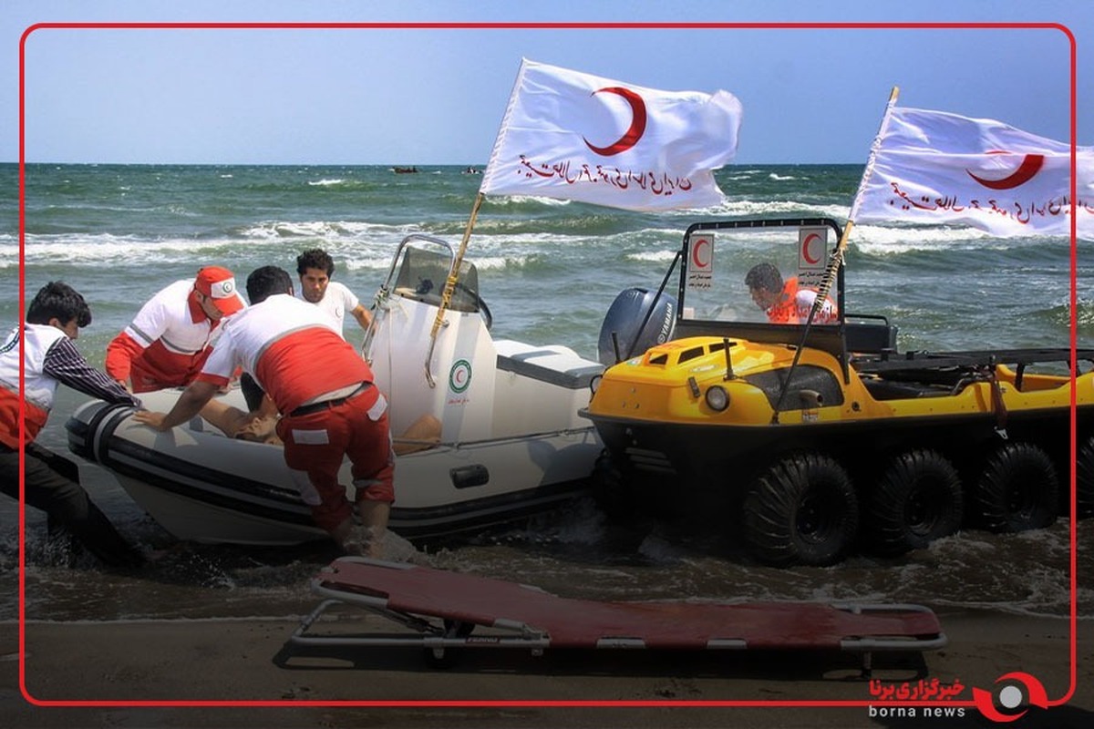 تلاش امدادگران هلال احمر برای نجات جوان تهرانی در آب هاى ساحلى رامسر