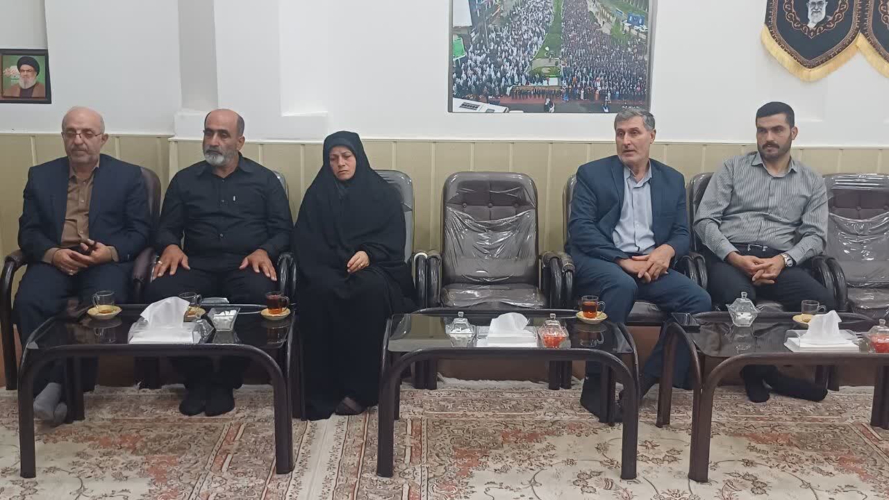 تجلیل از خانواده شهید کانونهای فرهنگی هنری مساجد گیلان تجلیل از خانواده شهید کانونهای فرهنگی هنری مساجد گیلان