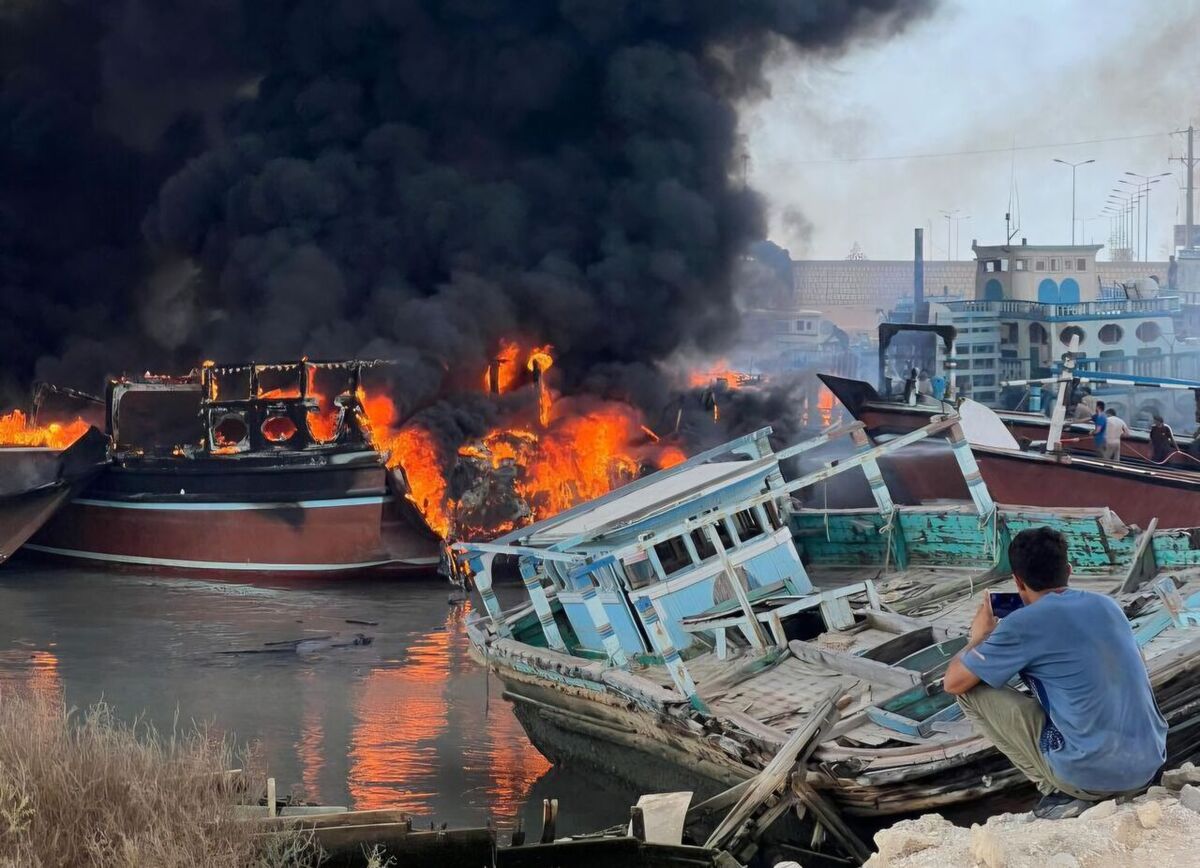 حریق گسترده ۱۰ لنج در اسکله جوادالائمه بندر بوستانو پارسیان
