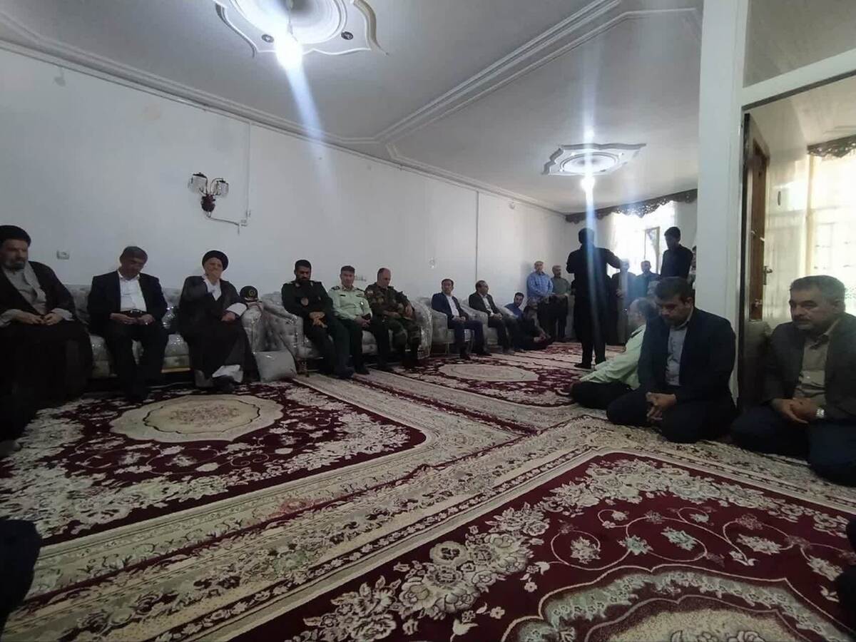 حضور استاندار لرستان و مسئولین استانی در جمع خانواده های شهدای خرم آباد