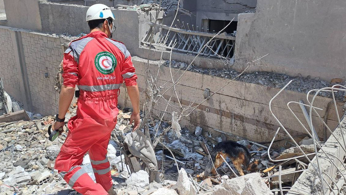 تداوم عملیات جست‌وجو و نجات توسط نیروی‌های هلال‌احمر در مناطق مورد هدف رژیم صهیونیستى + فیلم