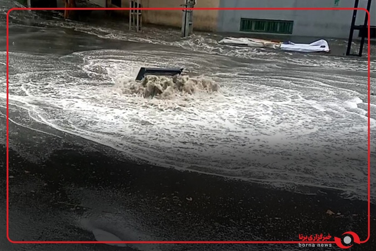 حمله به جلوی شهرداری منطقه ۱ در میدان قدس موجب شده که یک لوله آب در خیابان ترکیده و باعث جاری شدن آب شده است