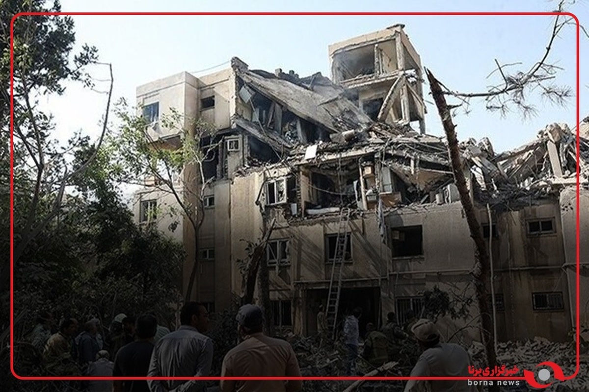 زنده پيدا شدن ٣ نفر از زير آوار در يك منزل مسكونى مورد هدف رژيم صهيونيستى در تهران توسط تيم هاى عملياتى هلال احمر