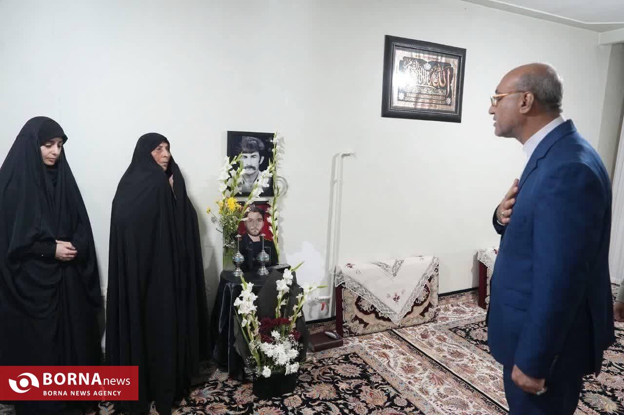 استاندار کرمانشاه در منزل شهدای حملات رژیم صهیونیستی حضور یافت/ تأکید بر ادامه مسیر مقاومت استاندار کرمانشاه در منزل شهدای حملات رژیم صهیونیستی حضور یافت/ تأکید بر ادامه مسیر مقاومت