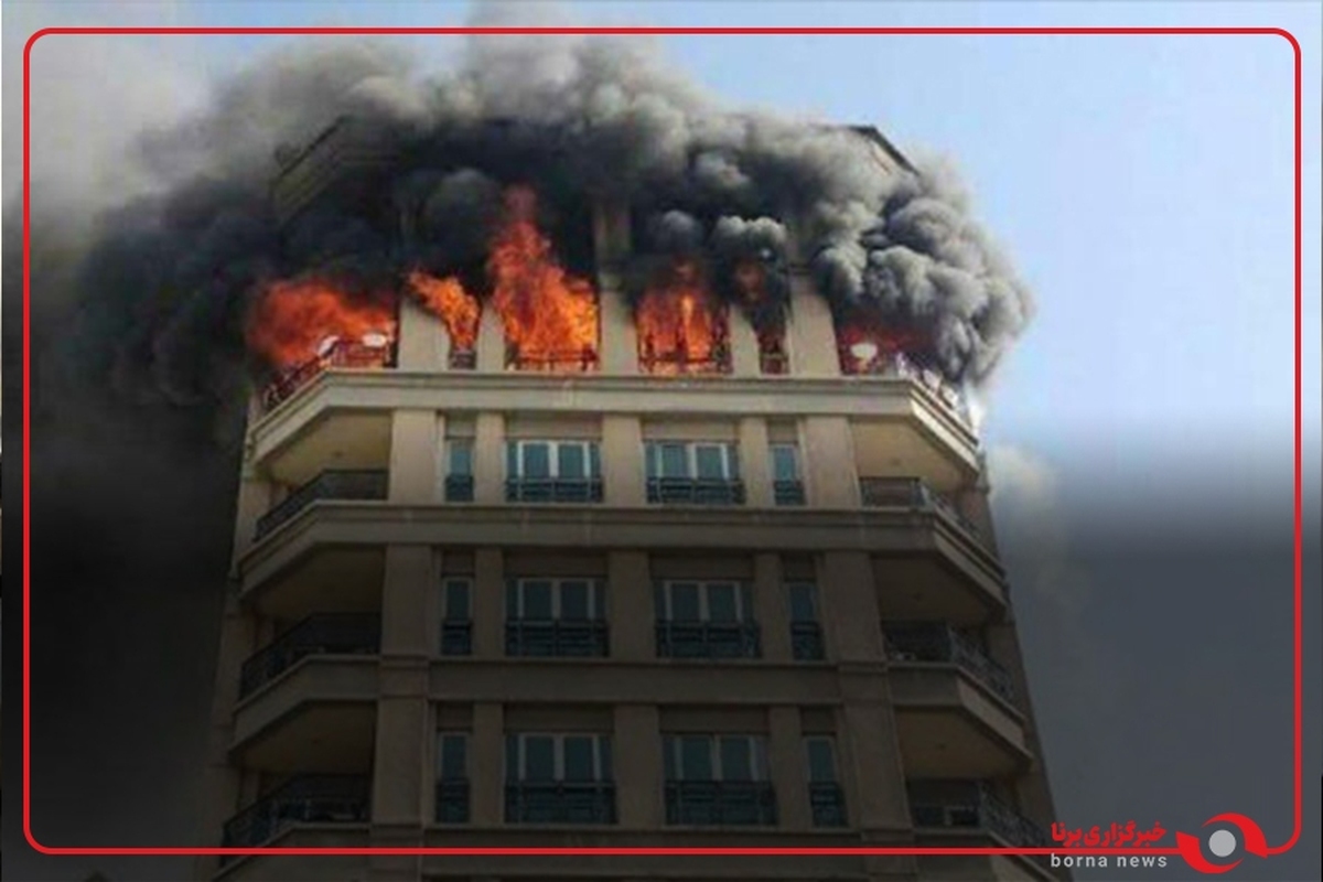 تلاش آتش‌نشانان برای اطفای حریق در خیابان طالقانی