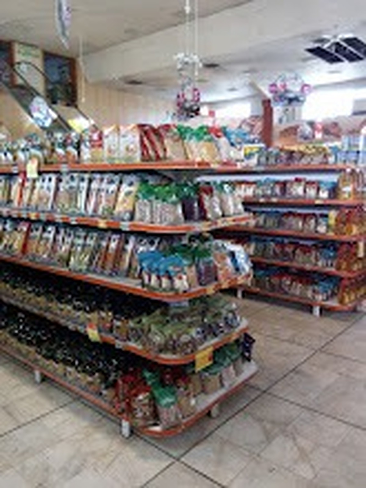 کالاهای اساسی در فروشگاه‌های زنجیره‌ای به حد کافی موجود است