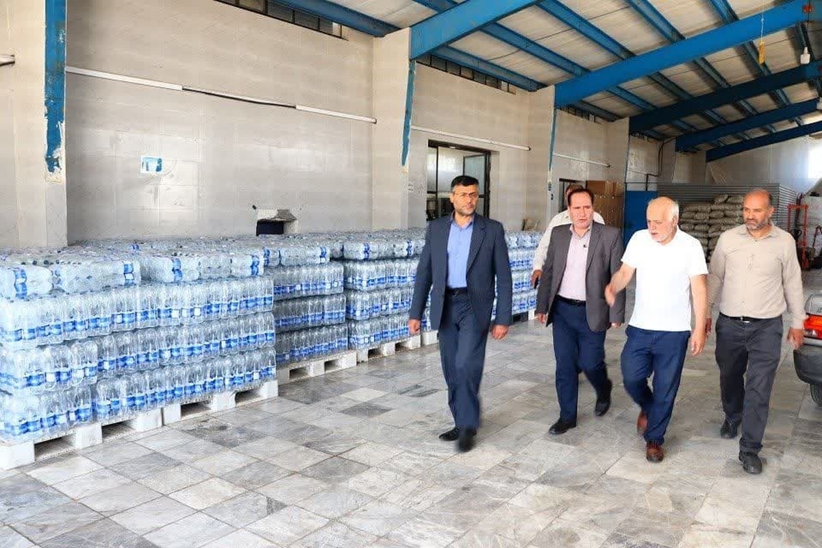 بازدید فرماندار بویین زهرا از یک واحد تولید آب آشامیدنی