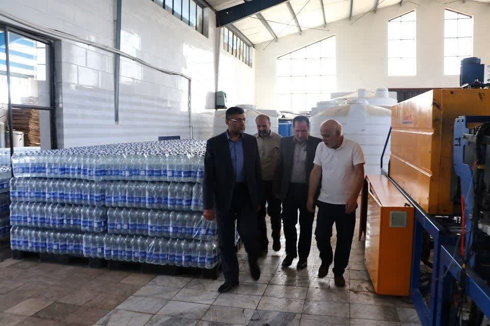 بازدید فرماندار بویین زهرا از یک واحد تولید آب آشامیدنی