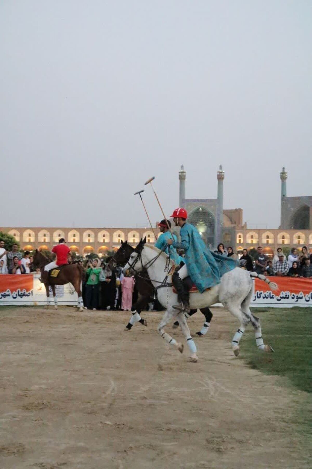 به مناسبت سالروز آزادسازی خرمشهر برگزار شد؛
مسابقه نمادین چوگان در میدان امام (ره)