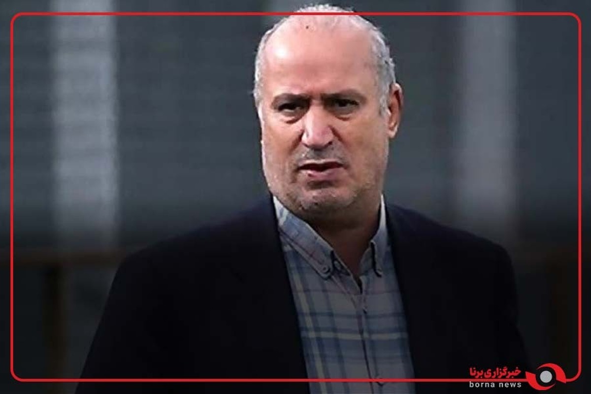 اهدای تندیس کانون مربیان توسط بیژن ذوالفقارنسب به مهدی تاج رئیس فدراسیون فوتبال