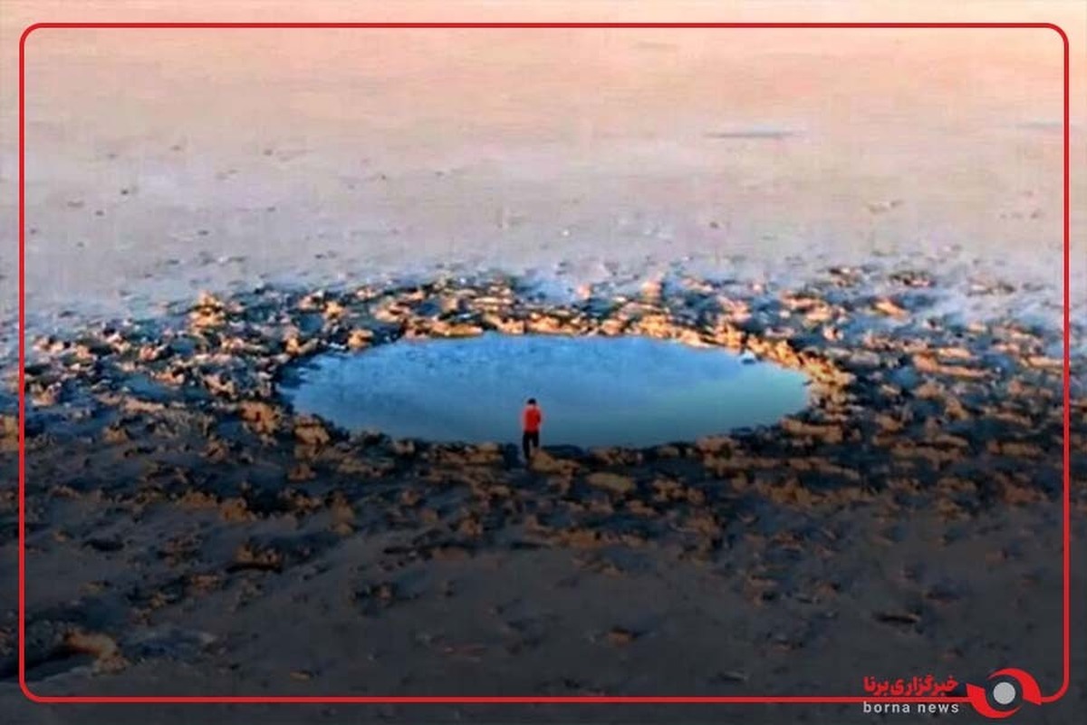   تشکیل گودالی در سواحل دریاچه ارومیه در روزهای اخیر؛ گمانه زنی ها را به دنبال داشته است