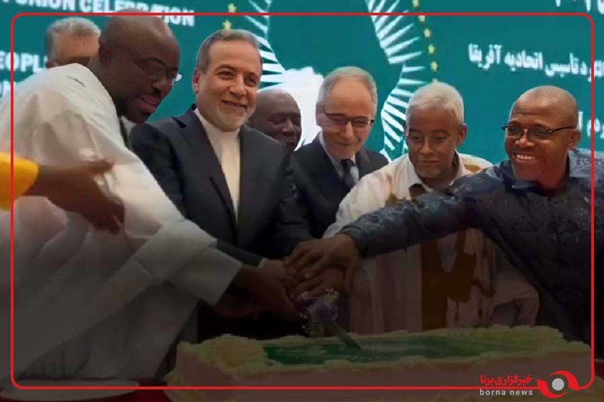 برش کیک روز آفریقا توسط عراقچی و چند تن از سفرای آفریقایی