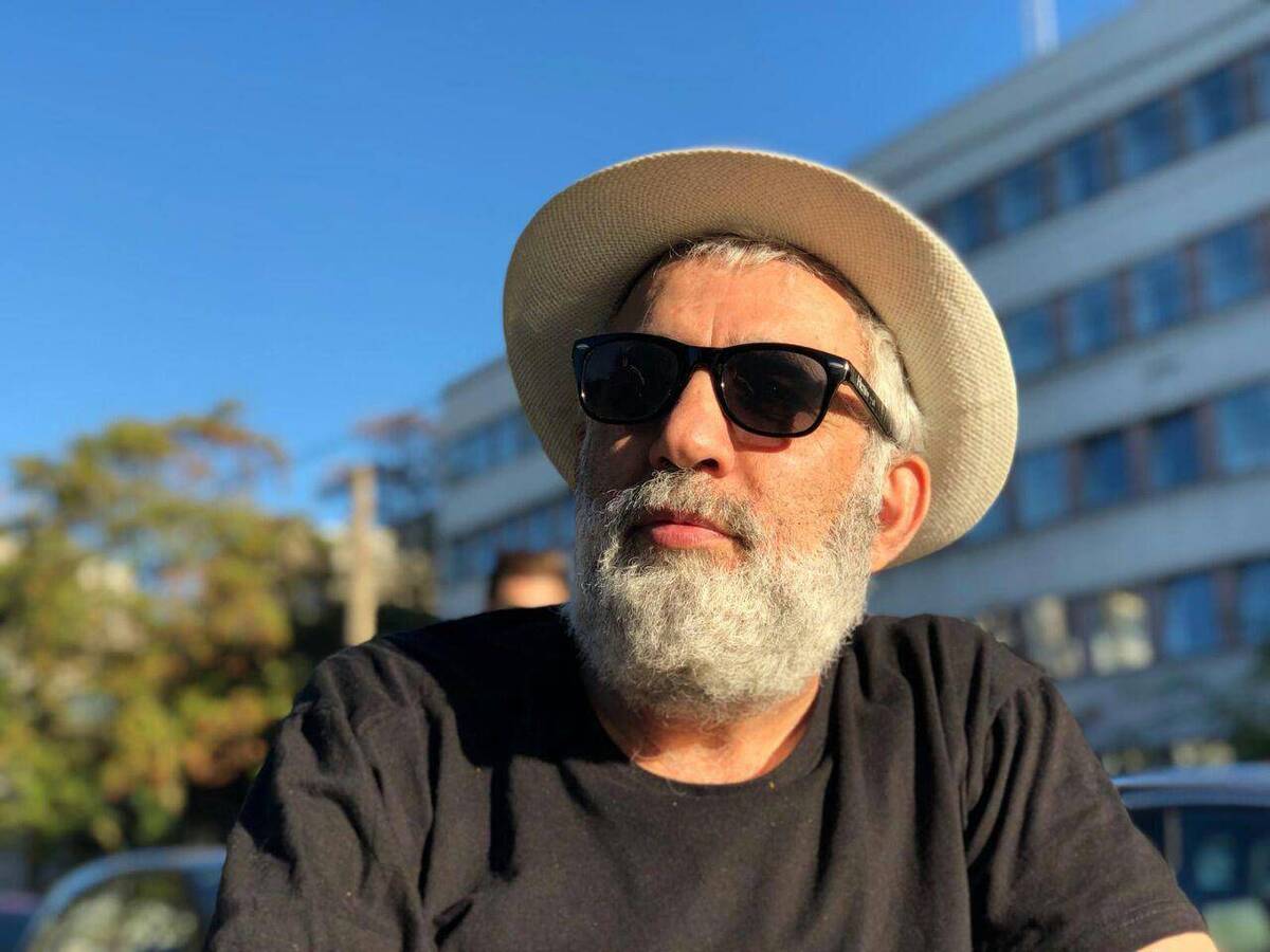 درخشش جهانی یک مونولوگ ایرانی؛ «پابرهنه، لخت، قلبی در مشت» در آستانه ۱۲۰۰ اجرا