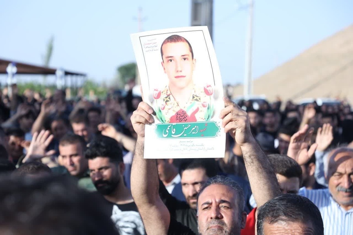 پیکر مطهر شهید امیرحسین قاسمی در روستای رادکان تاکستان تشییع شد