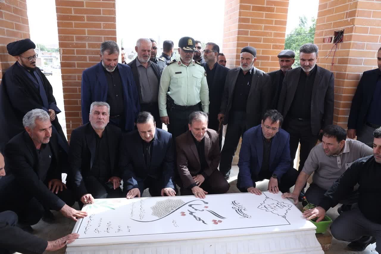 دیدار استاندار قزوین با خانواده شهید محمد مهدی مهدی پور قزوینی دیدار استاندار قزوین با خانواده شهید محمد مهدی مهدی پور قزوینی