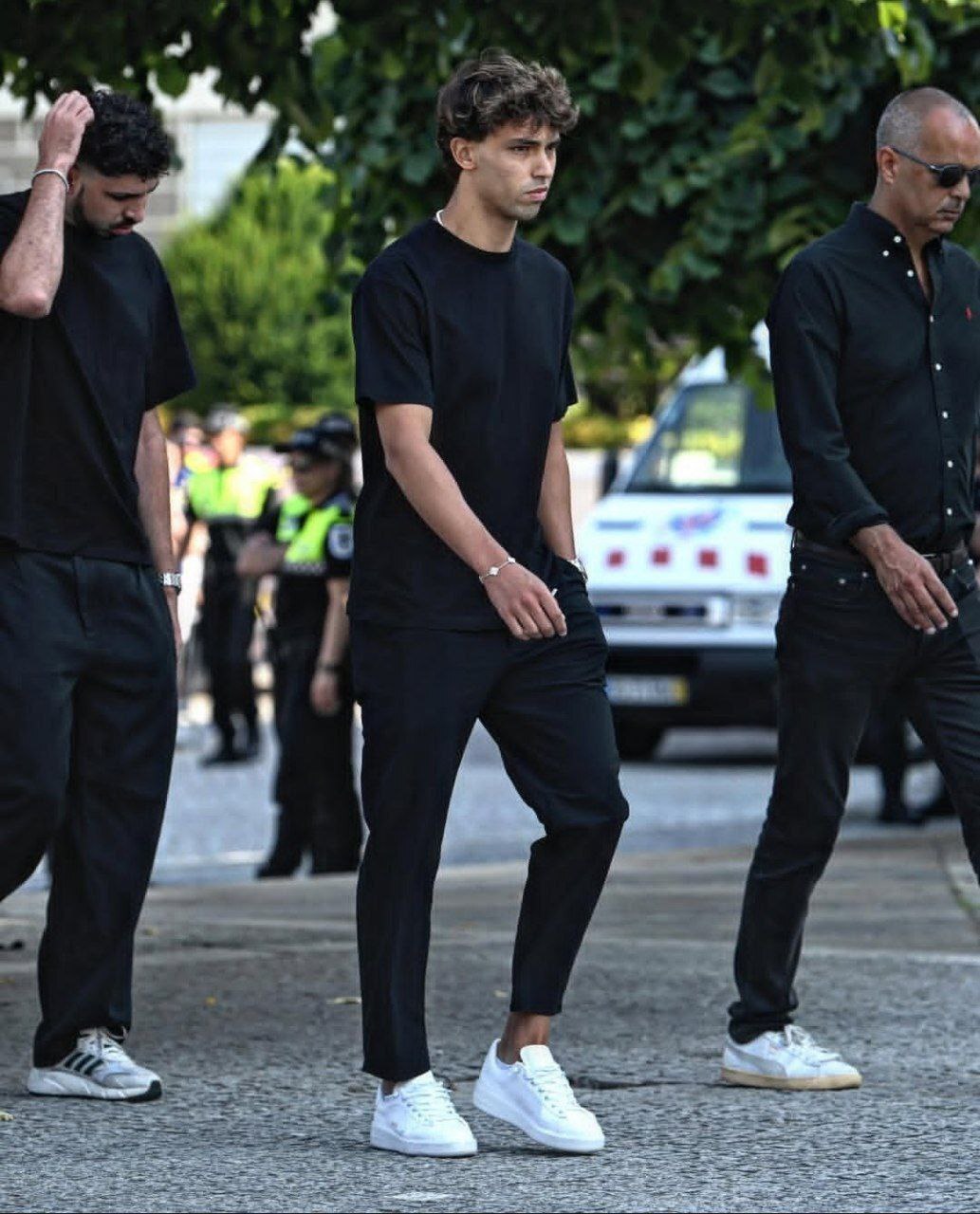 تصاویری از خاکسپاری و ترحیم ژوتا/ همتیمیها او را تنها نگذاشتند تصاویری از خاکسپاری و ترحیم ژوتا/ همتیمیها او را تنها نگذاشتند