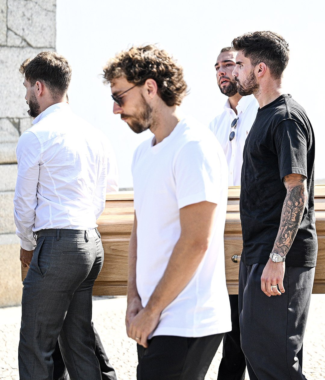 تصاویری از خاکسپاری و ترحیم ژوتا/ همتیمیها او را تنها نگذاشتند تصاویری از خاکسپاری و ترحیم ژوتا/ همتیمیها او را تنها نگذاشتند