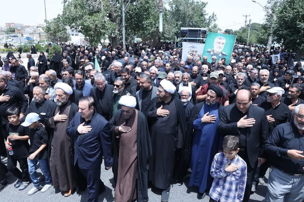 نماز ظهر تاسوعا به امامت آیت الله مظفری برگزار شد